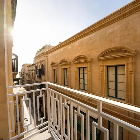 Avalon Boutique Hotel *